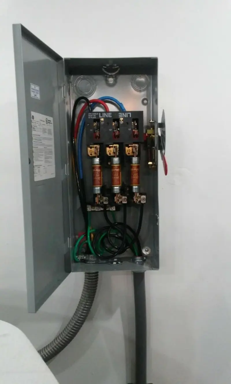 Three-phase disconnect switch installed for Smoke Detector Installation in Bull Mountain